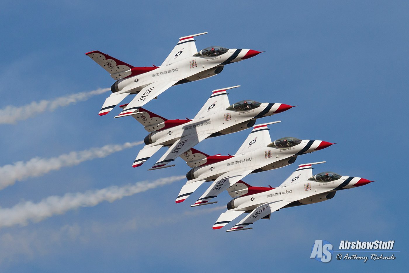 USAF Thunderbirds Echelon Pass - Joint Base Lewis McChord Air Expo 2016