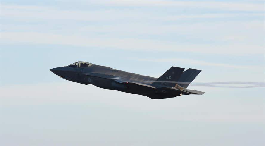 F-35A Showing off it's clean profile.